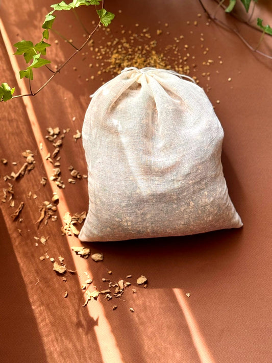 Săculeț botanic pentru baie Moon Soak de la Ofuro Botanica – surprins în lumină naturală, cu decor vegetal, evocând un ritual de blândețe și reconectare în perioade sensibile.