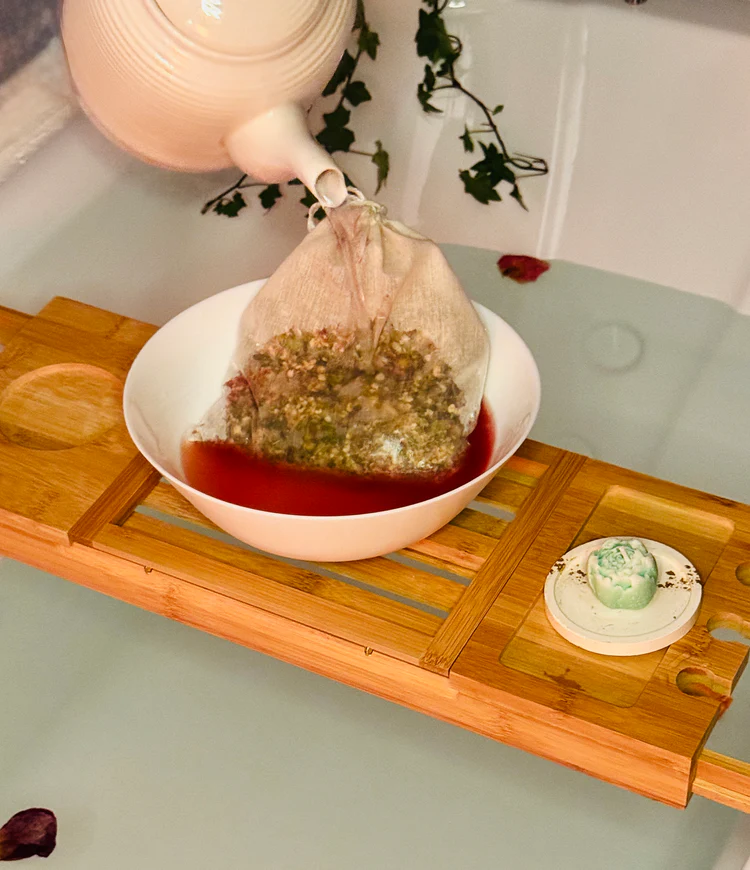 Ritual de baie botanic Ofuro — soak cu plante în apă caldă